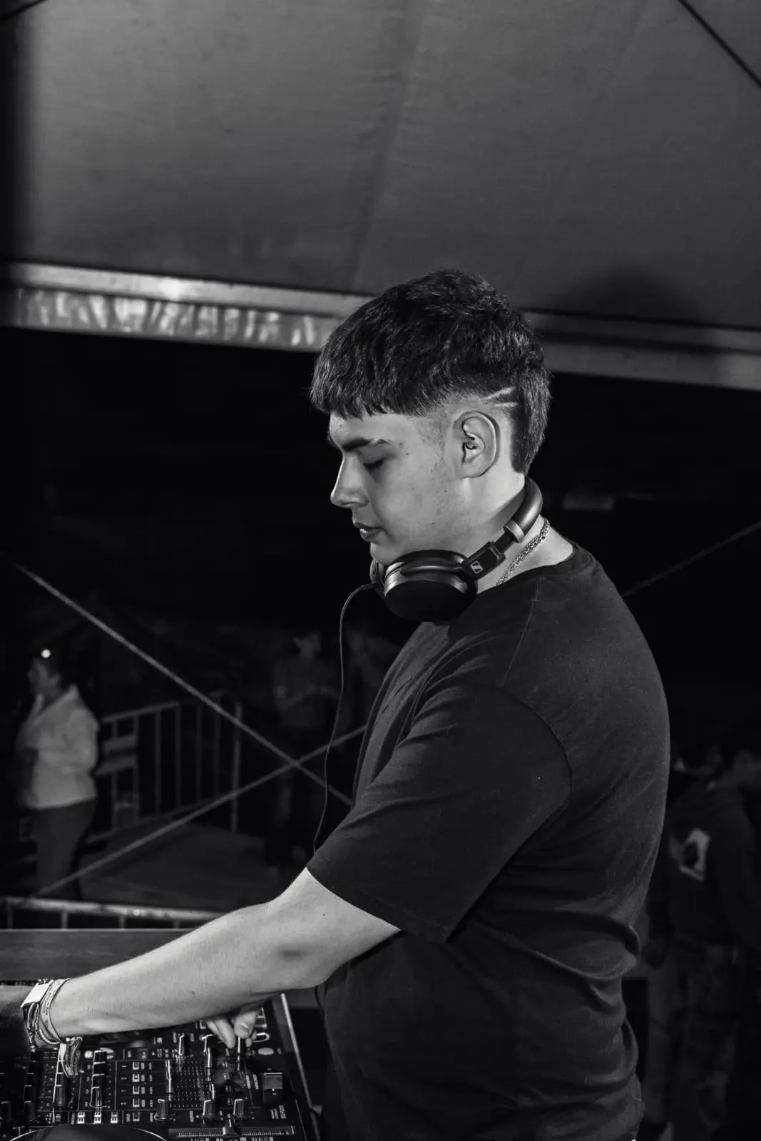 Gorka Sabater pinchando en cabina, en blanco y negro